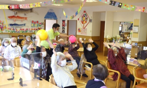 ご利用者がボールを使った運動をしている様子