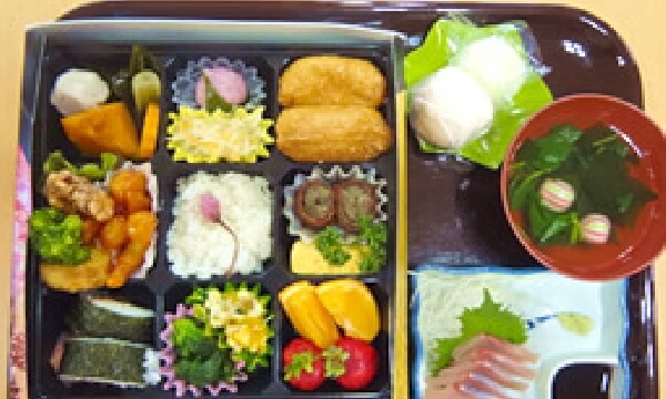 トレーに乗ったある日の昼食の写真