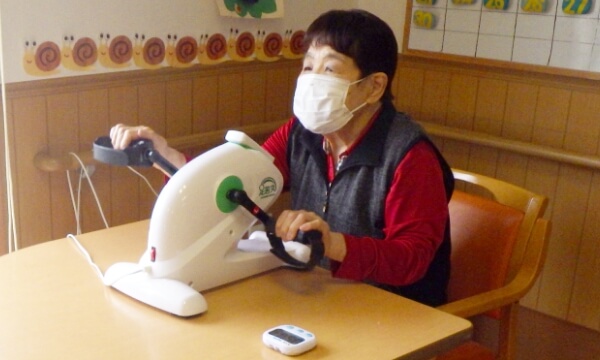 リハビリ器具を使うご利用者の写真