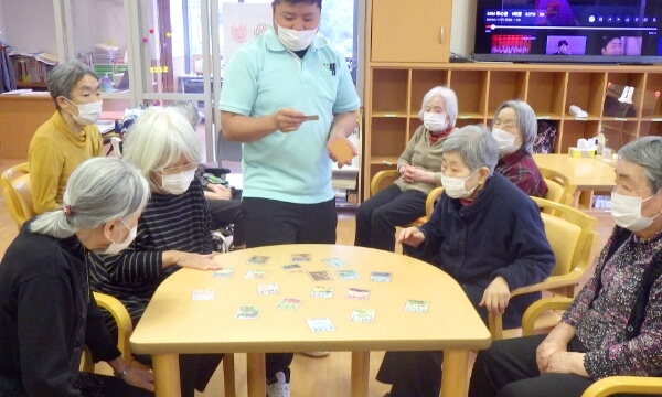 カルタを楽しむご利用者の写真