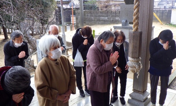 初詣でお参りをするご利用者の写真