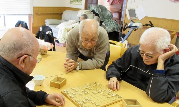 将棋をする3名のご利用者の写真