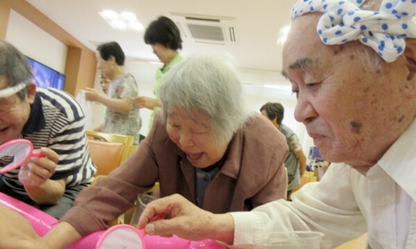 ヨーヨー釣りを楽しむご利用者の写真