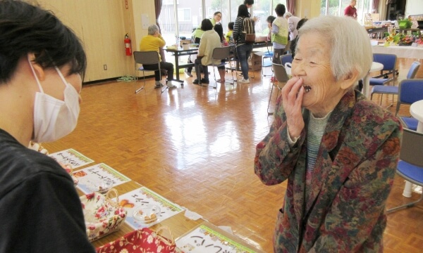 職員と笑顔で話をするご利用者の写真