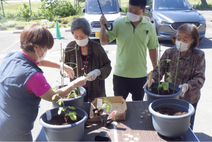 ご利用者様が園芸をしている様子