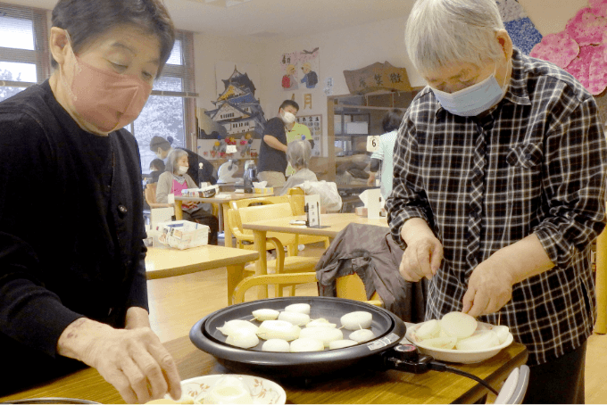 ご利用者様が園芸をしている様子