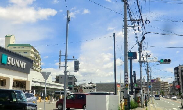 スーパー（サニー）のある、交差点の写真