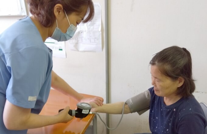 医務室で看護師がご利用者様の健康観察をしている様子