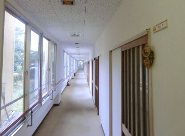 朝の施設内の廊下の様子