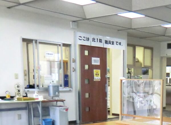 夜の施設内の介護職員室の様子